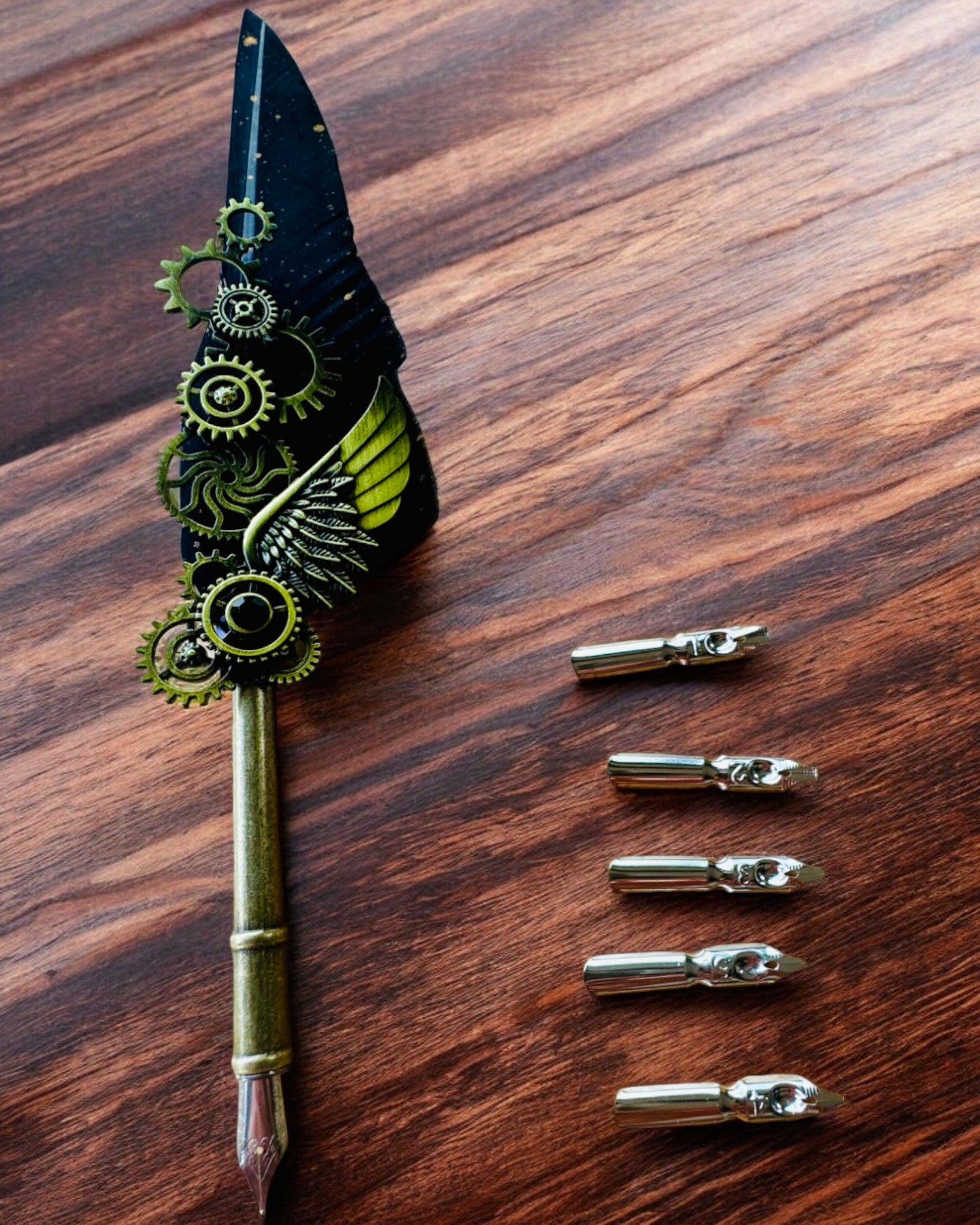 Pluma Caligráfica "Elegancia Steampunk" con Pluma de Pavo - Hecho a Mano 5 variantes a elegir, personalización con grabado para regalo
