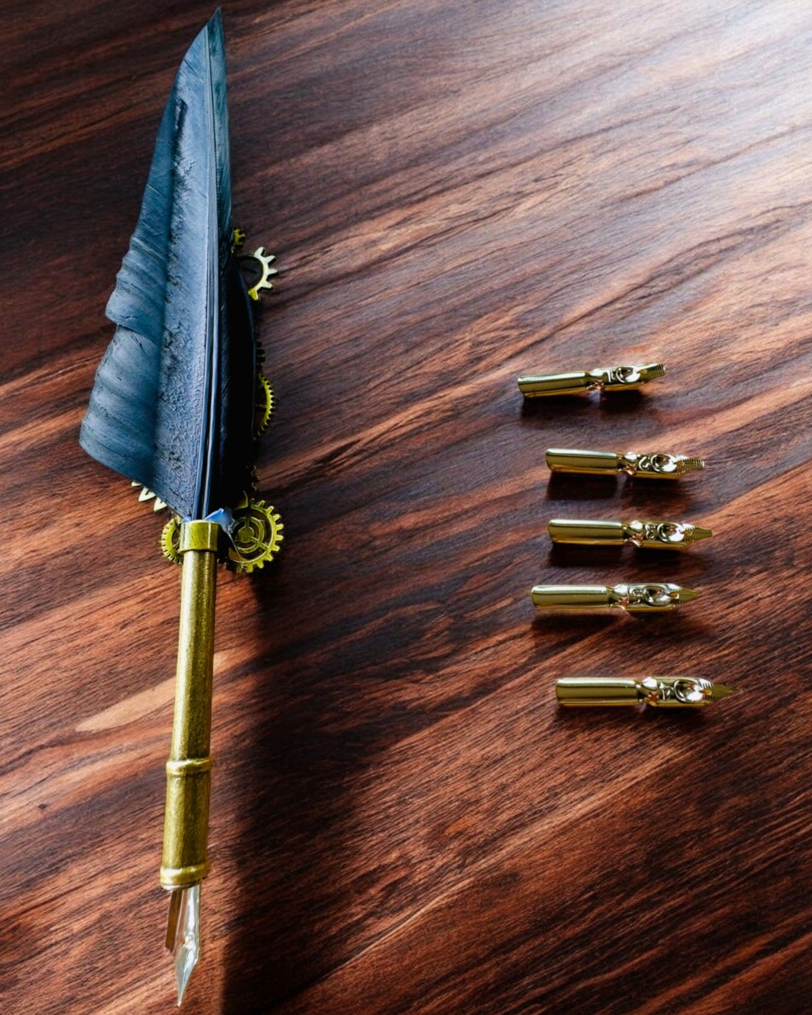 Pluma Caligráfica "Elegancia Steampunk" con Pluma de Pavo - Hecho a Mano 5 variantes a elegir, personalización con grabado para regalo