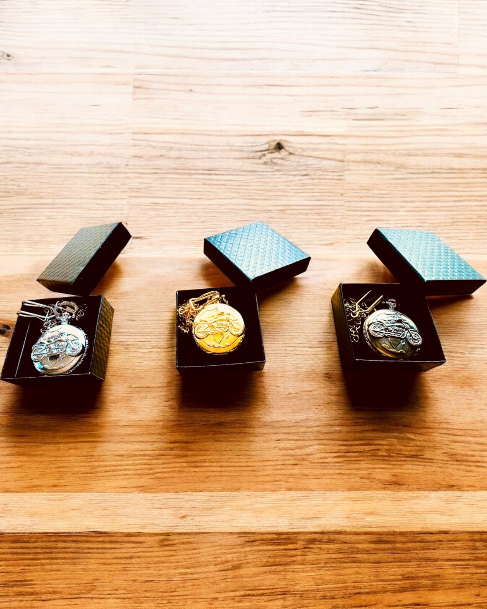 Reloj de Bolsillo "Motocyklowy Elegancik 2" – Grabado para regalo, 3 variantes de color