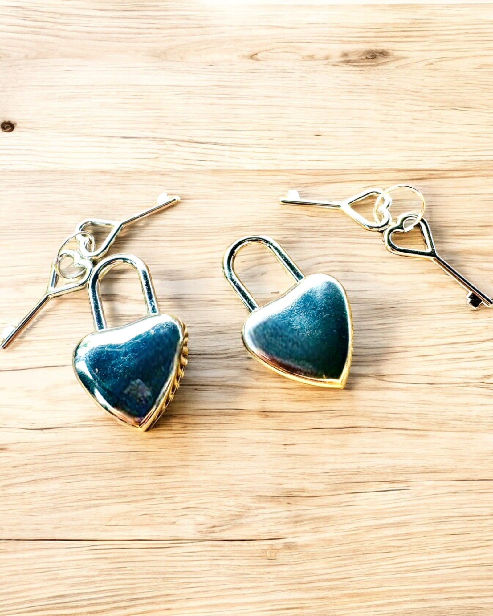 Llaves del Amor en color Plateado 2 mini Candados en Forma de Corazón, posibilidad de personalización con grabado para regalo