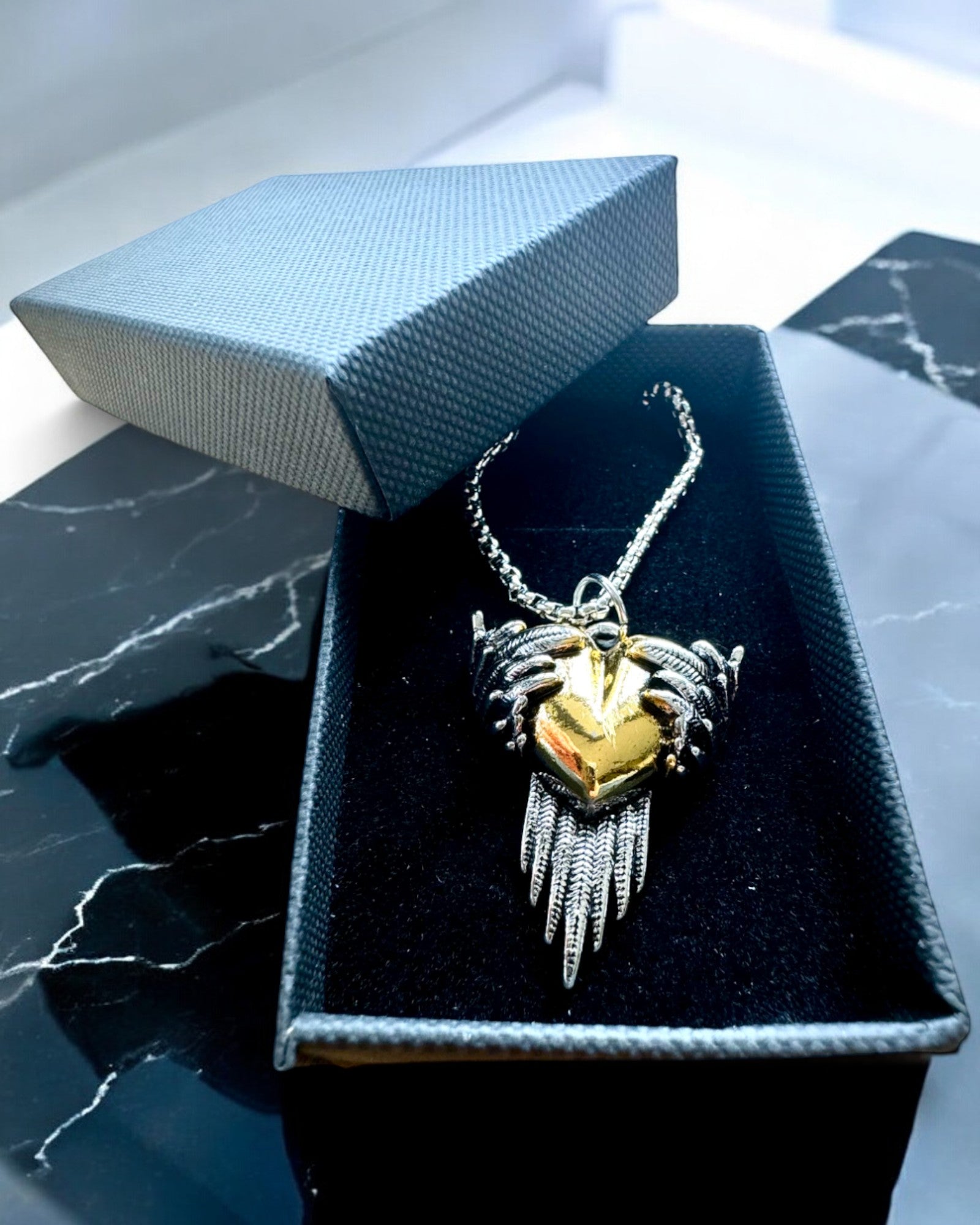 Amuleto Arquero del Corazón – Alas Oscuras del Amor, con opción de personalización mediante grabado como regalo