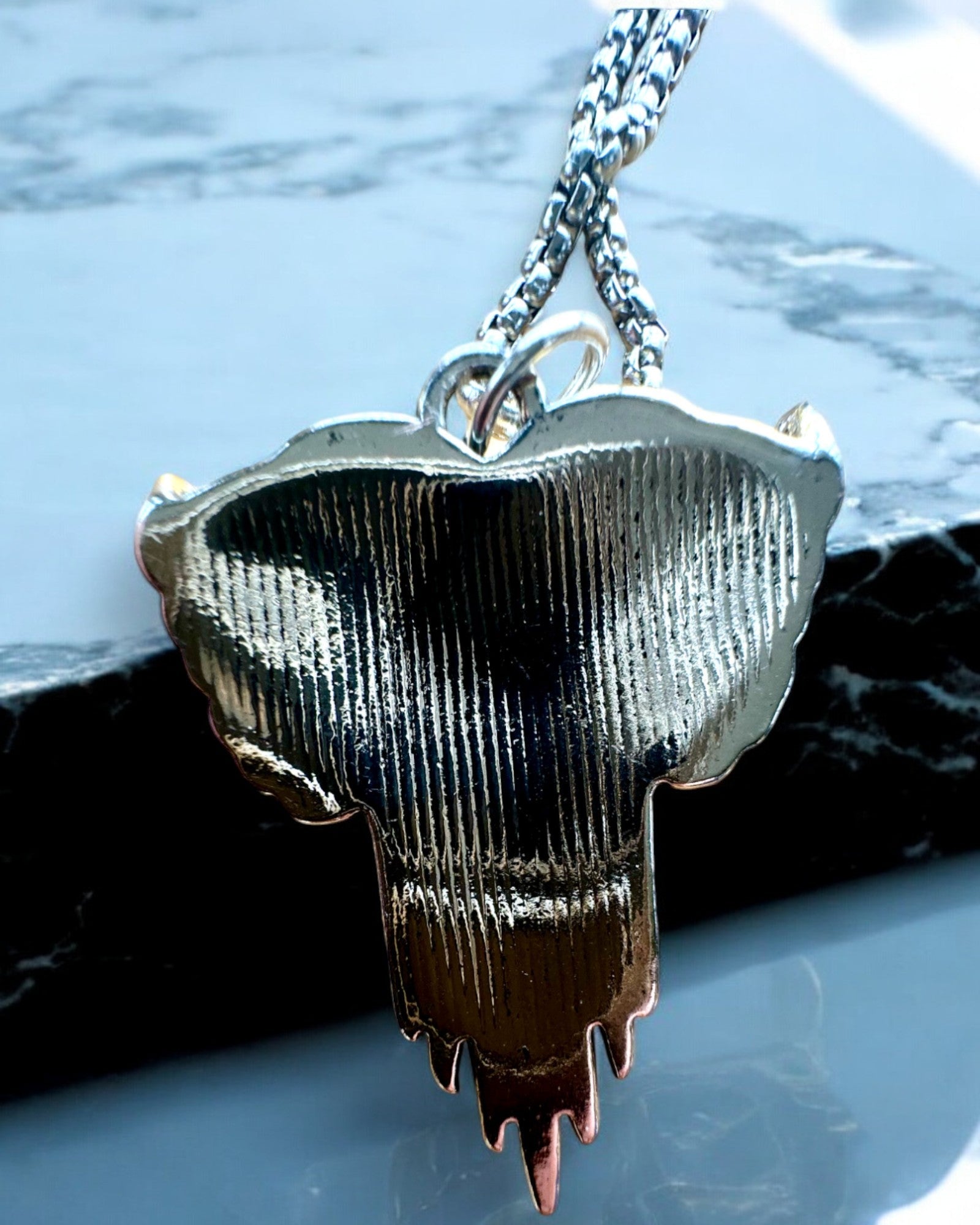 Amuleto Arquero del Corazón – Alas Oscuras del Amor, con opción de personalización mediante grabado como regalo