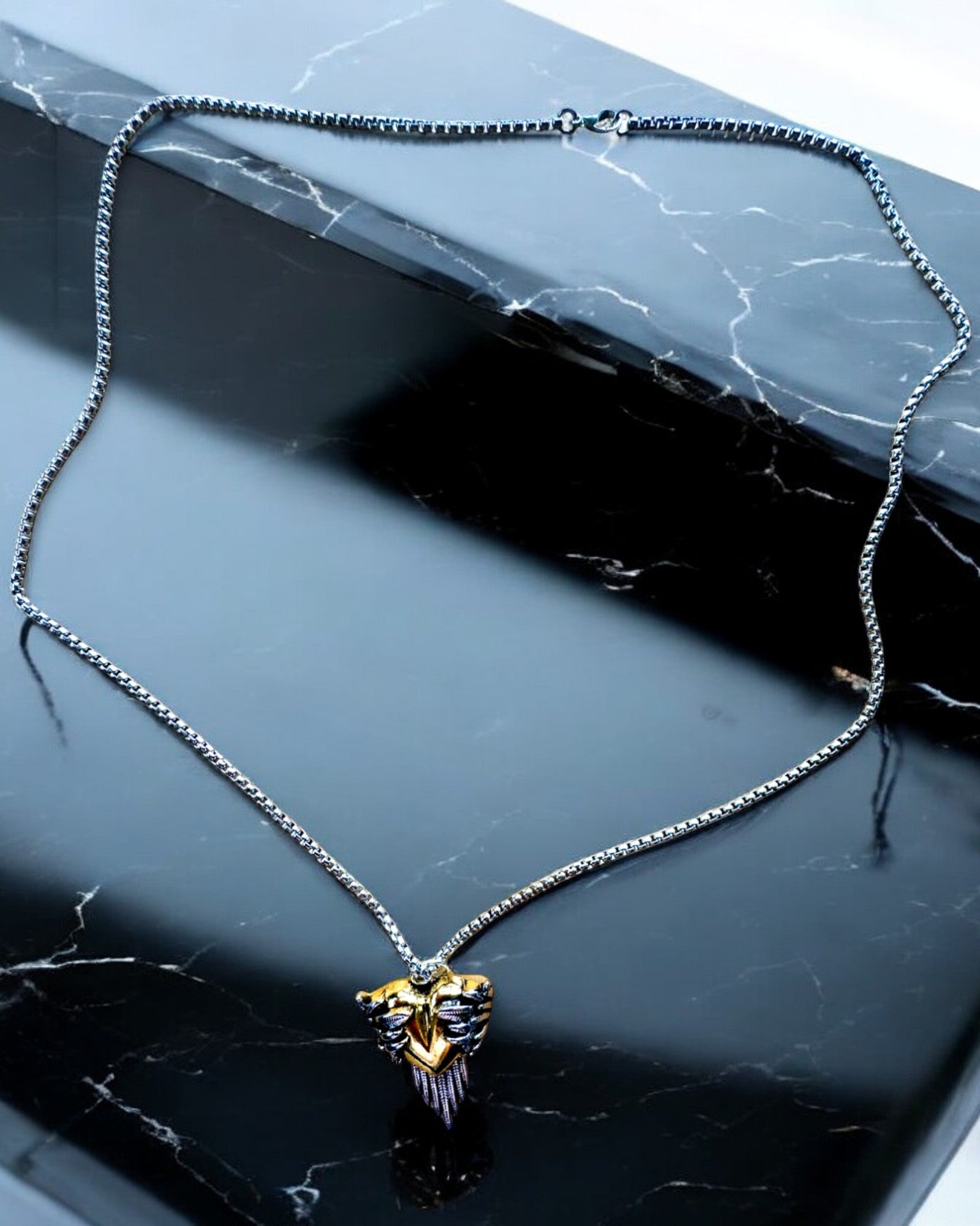 Amuleto Arquero del Corazón – Alas Oscuras del Amor, con opción de personalización mediante grabado como regalo