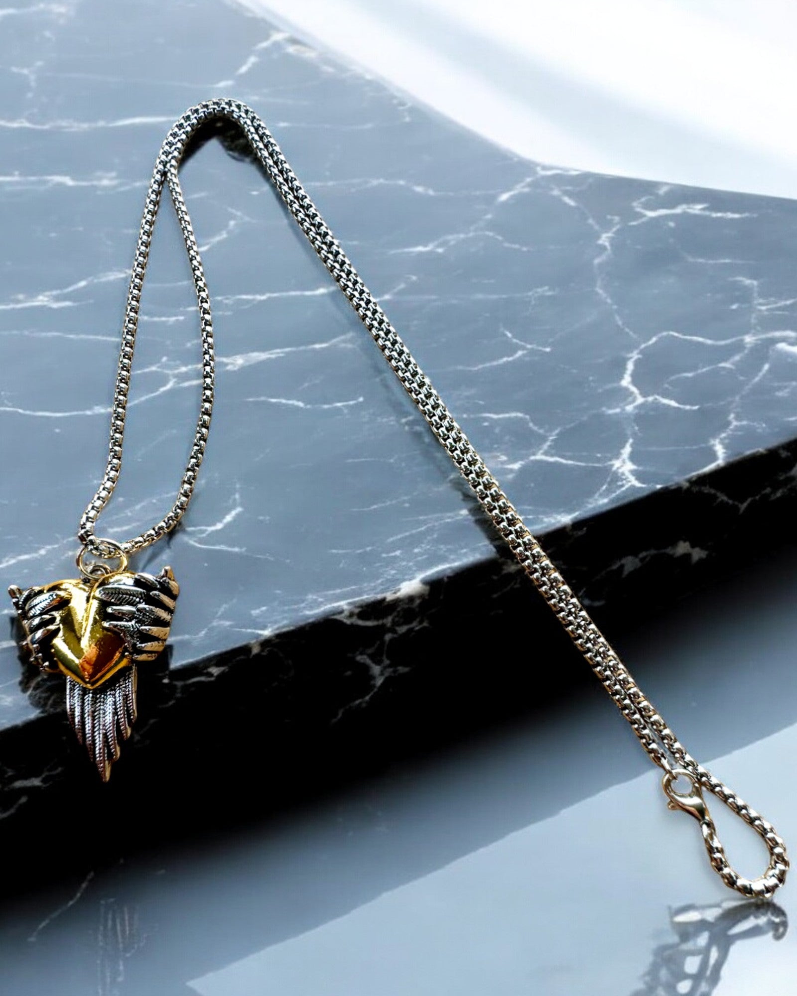 Amuleto Arquero del Corazón – Alas Oscuras del Amor, con opción de personalización mediante grabado como regalo