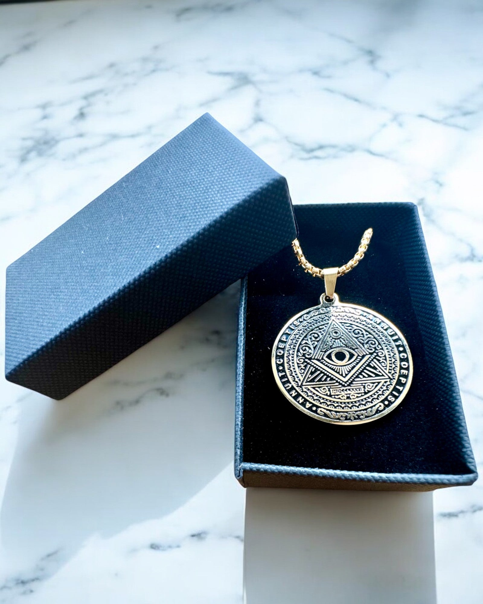 Amuleto de Poder Misterioso - Collar con Grabado, 2 variantes de color a elegir