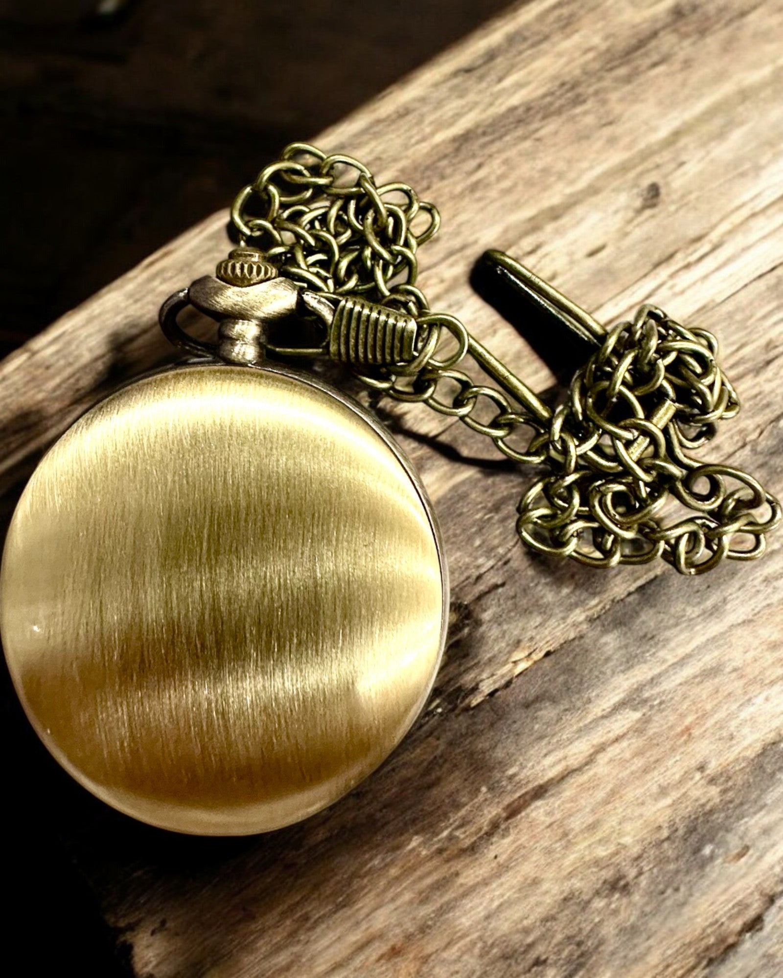 Antiguo Brújula de Bolsillo en Bronce y Oro con Diseño Calado – Perfecto para Exploradores y Amantes de lo Retro. Personalización con Grabado