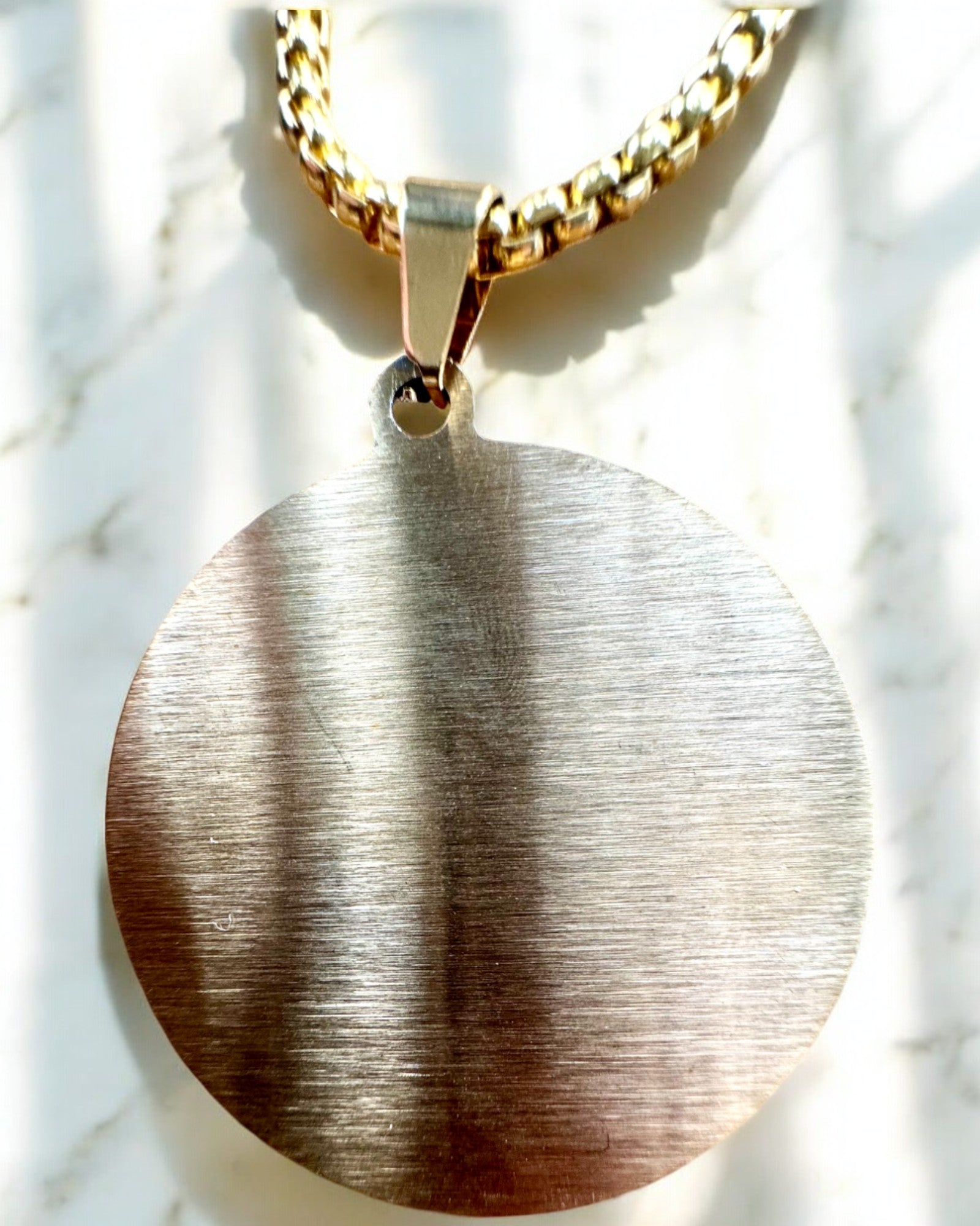 Amuleto de Poder Misterioso - Collar con Grabado, 2 variantes de color a elegir