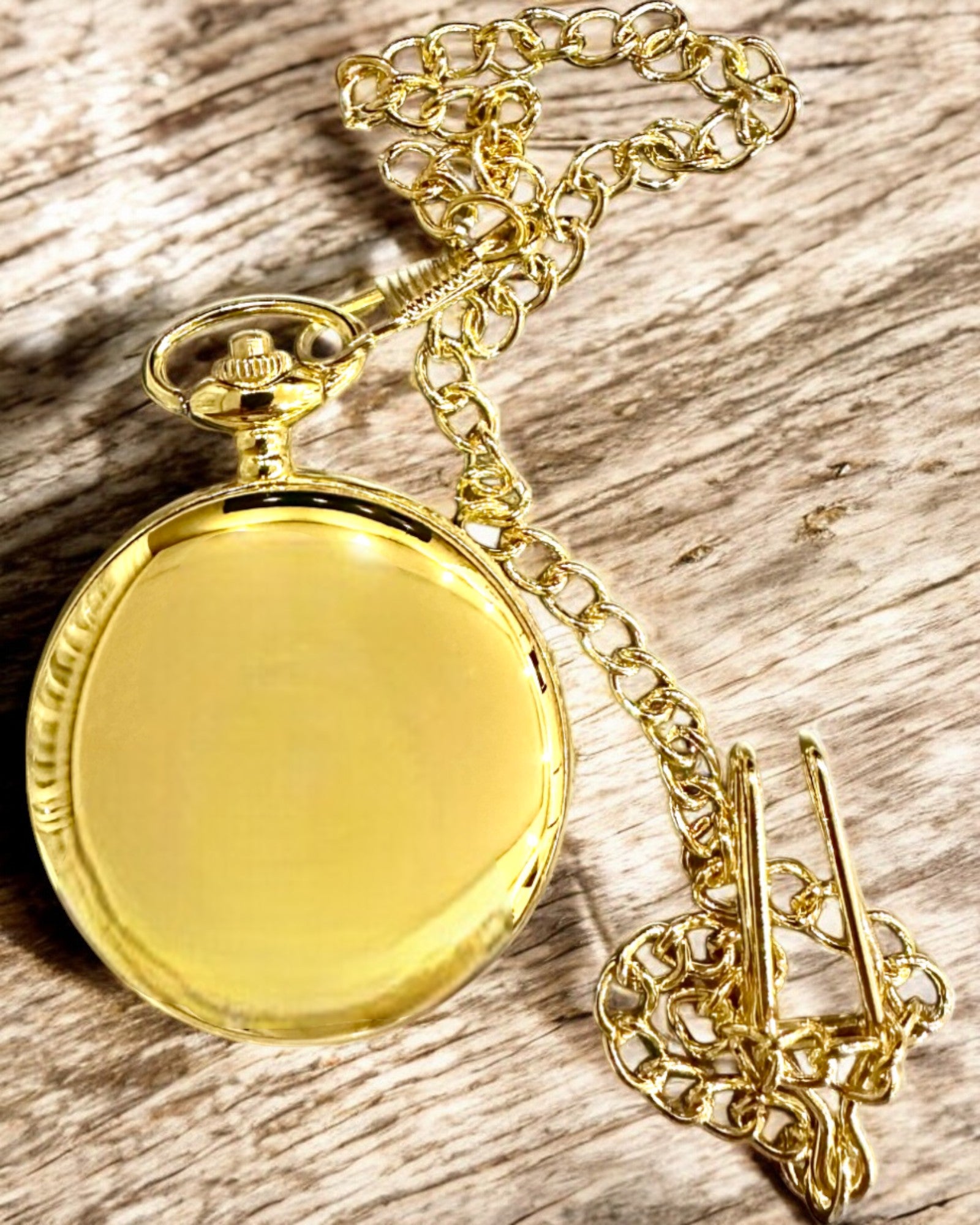Brújula de Navegación de Estilo Vintage color dorado con Diseño Decorativo – Equipo para Aventuras de Montaña y Descubrimientos. Personalización con grabado