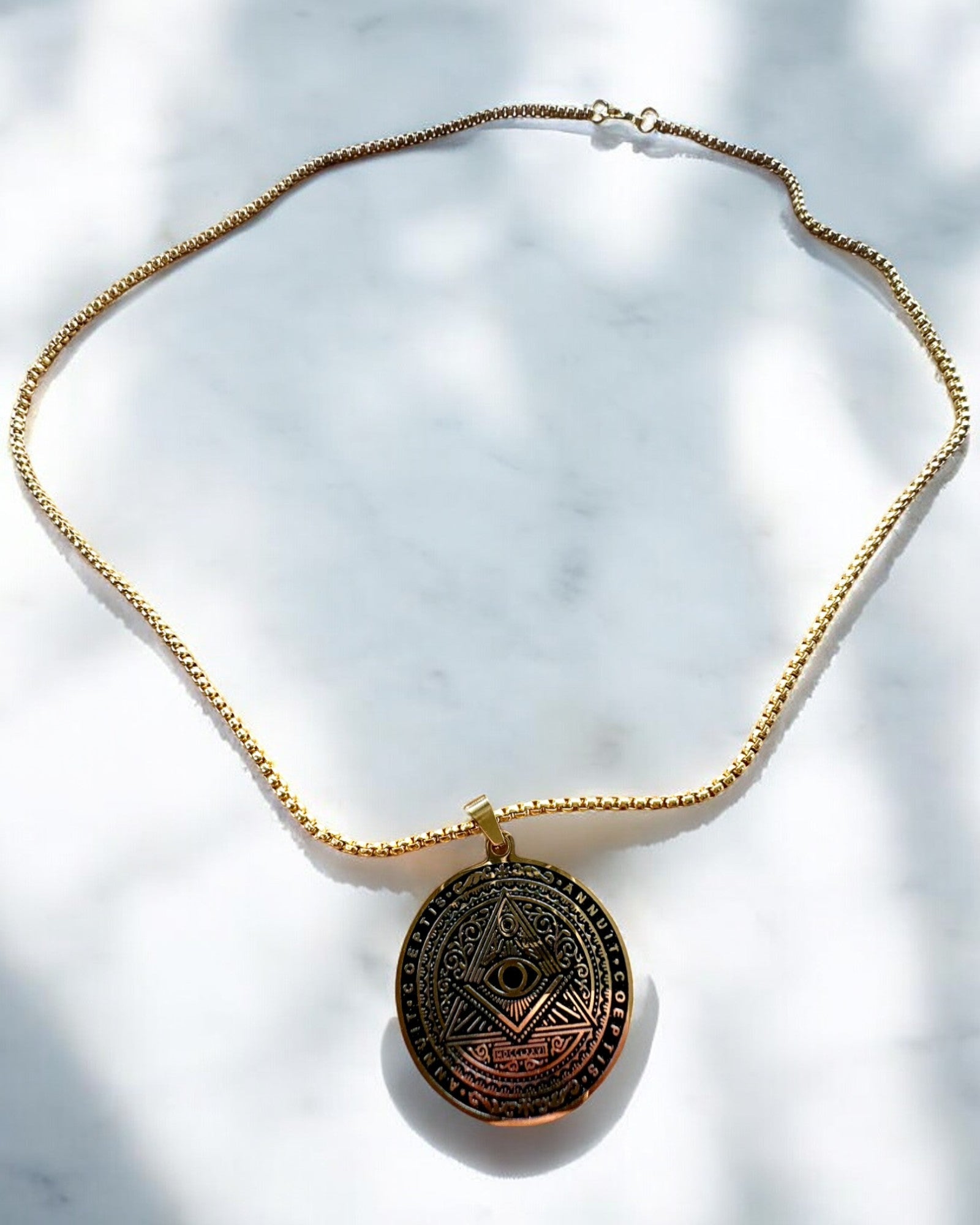 Amuleto de Poder Misterioso - Collar con Grabado, 2 variantes de color a elegir