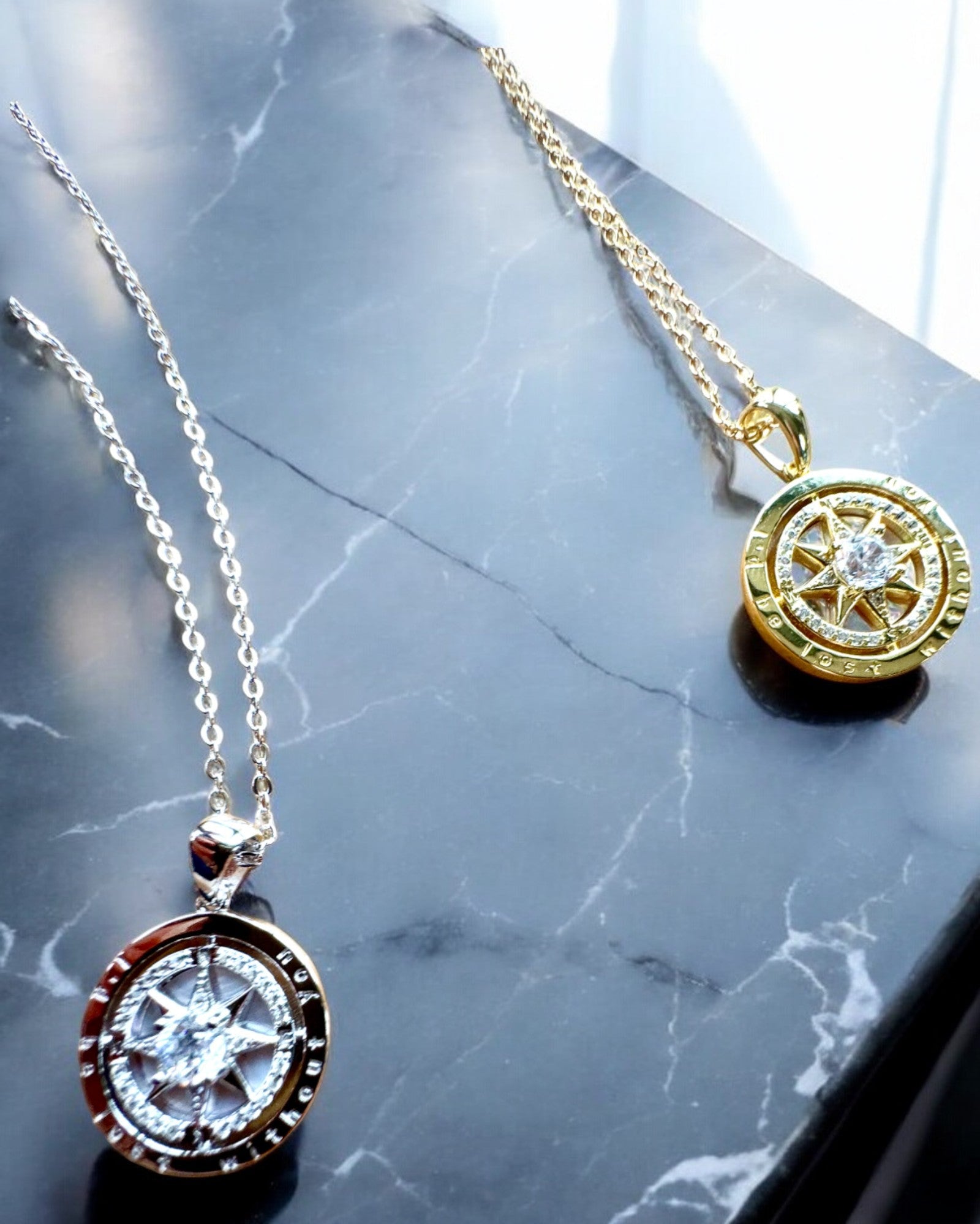 Collar de Brújula "Dirección Estelar", posibilidad de personalización con grabado, 2 variantes de color a elegir