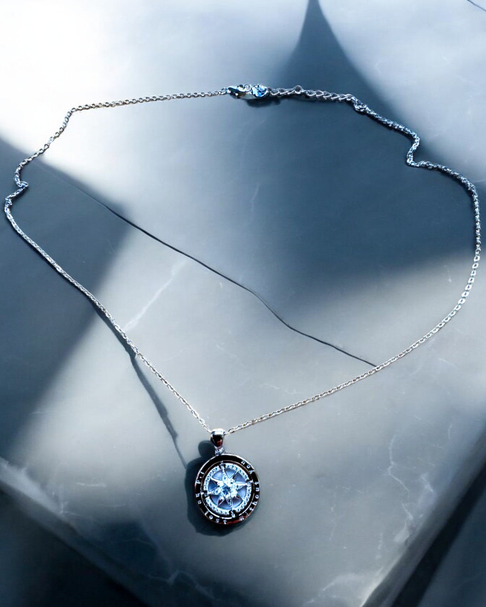 Collar de Brújula "Dirección Estelar", posibilidad de personalización con grabado, 2 variantes de color a elegir