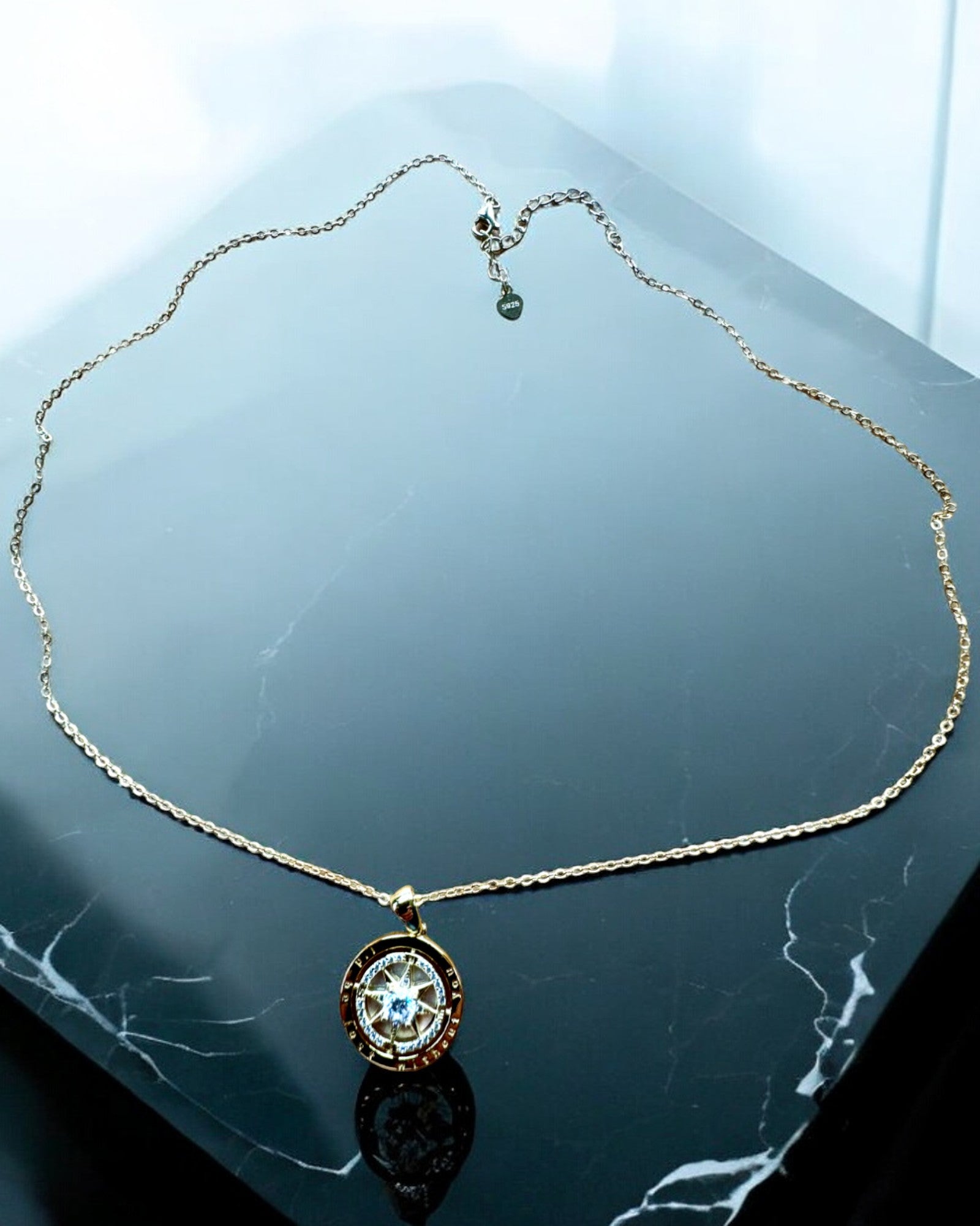 Collar de Brújula "Dirección Estelar", posibilidad de personalización con grabado, 2 variantes de color a elegir