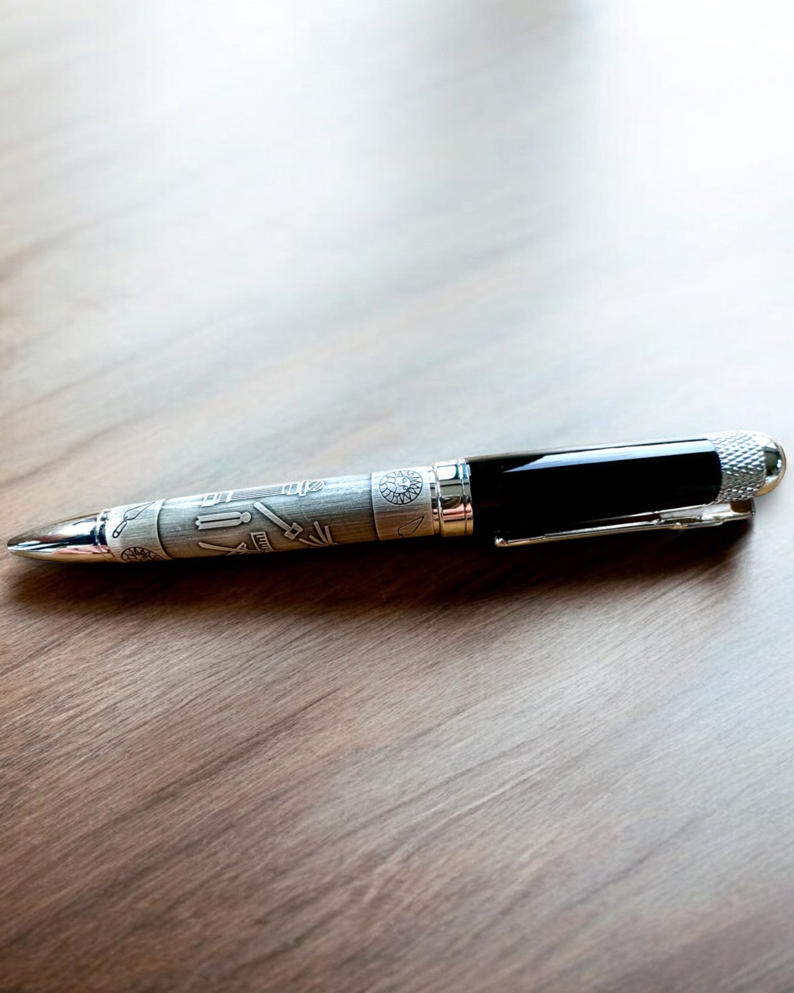 Elegante Bolígrafo "Mistrzowska Harmonia" con Opción de Grabado - Motivos Simbólicos, Plata Antigua, posibilidad de personalización con grabado para regalo