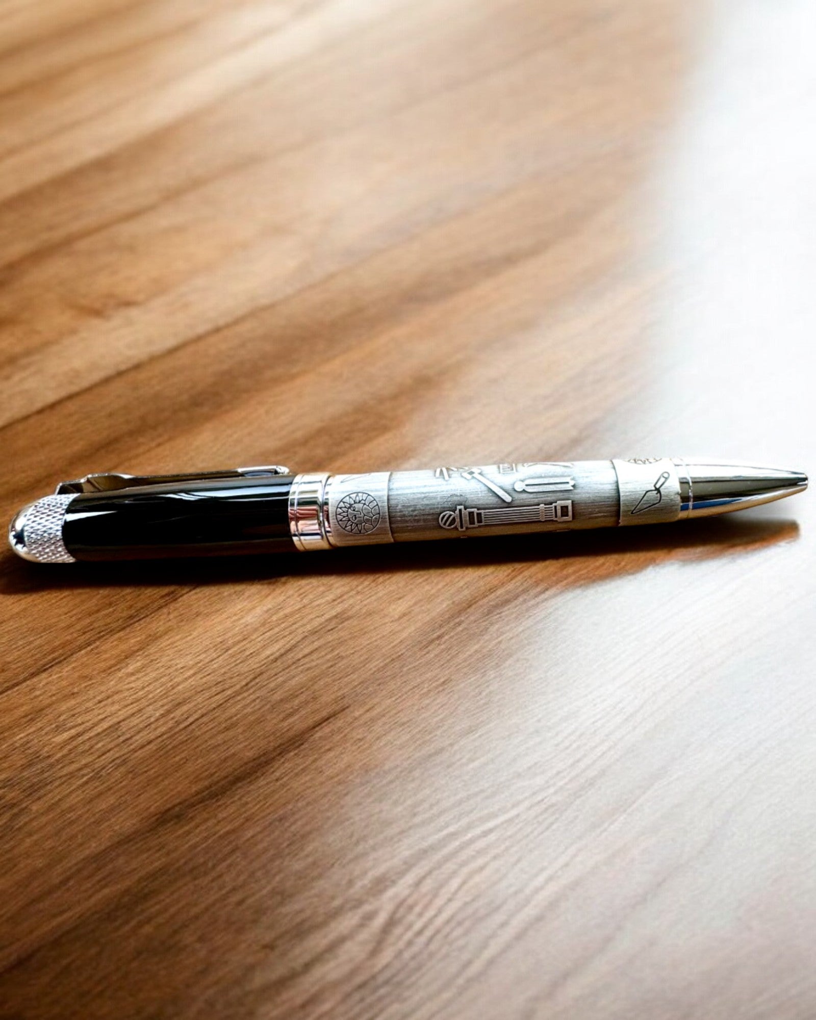 Elegante Bolígrafo "Mistrzowska Harmonia" con Opción de Grabado - Motivos Simbólicos, Plata Antigua, posibilidad de personalización con grabado para regalo