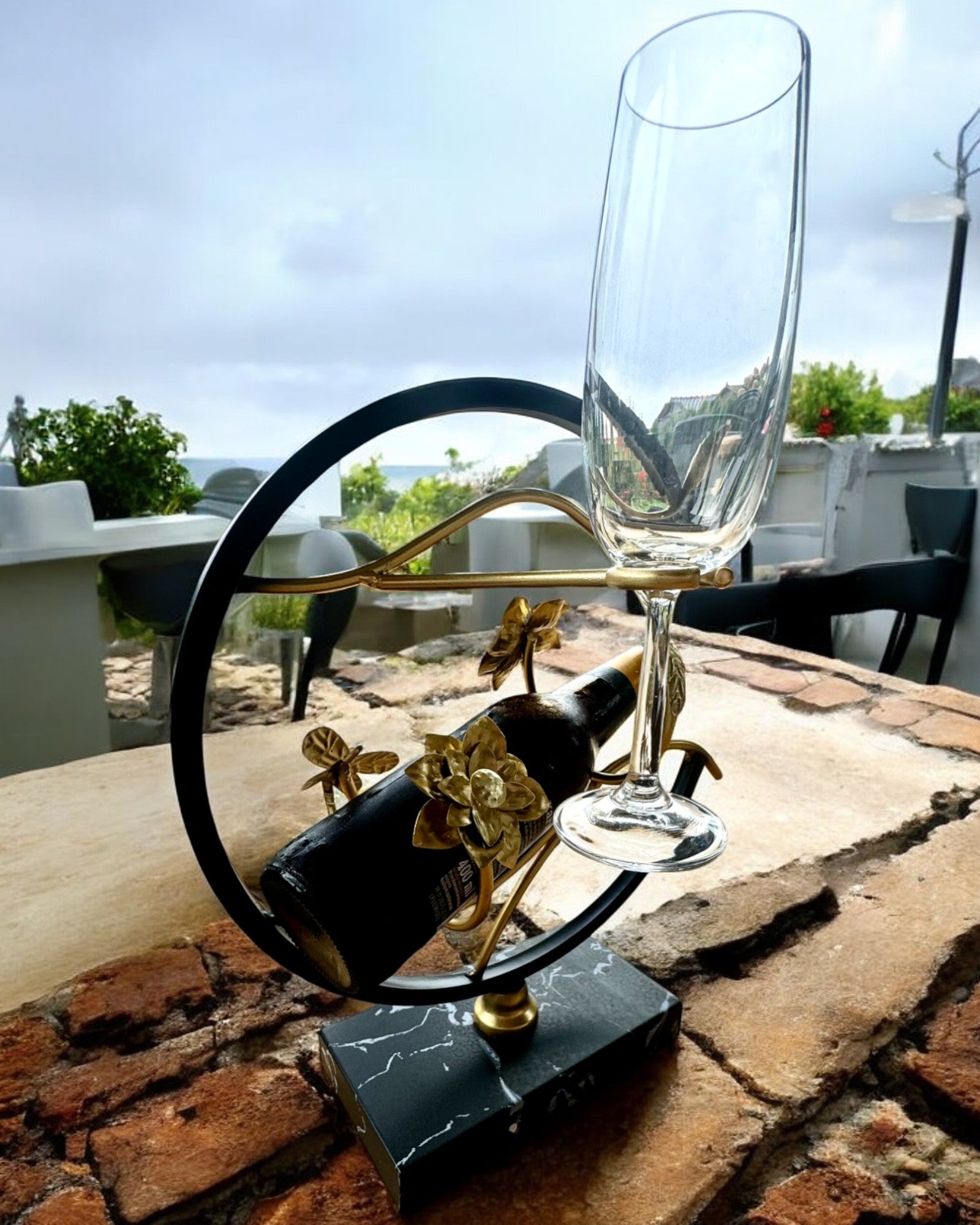 Soporte "Elegancki Owad" - para botella de vino y copas, altura 33 cm, posibilidad de personalización con grabado para regalo