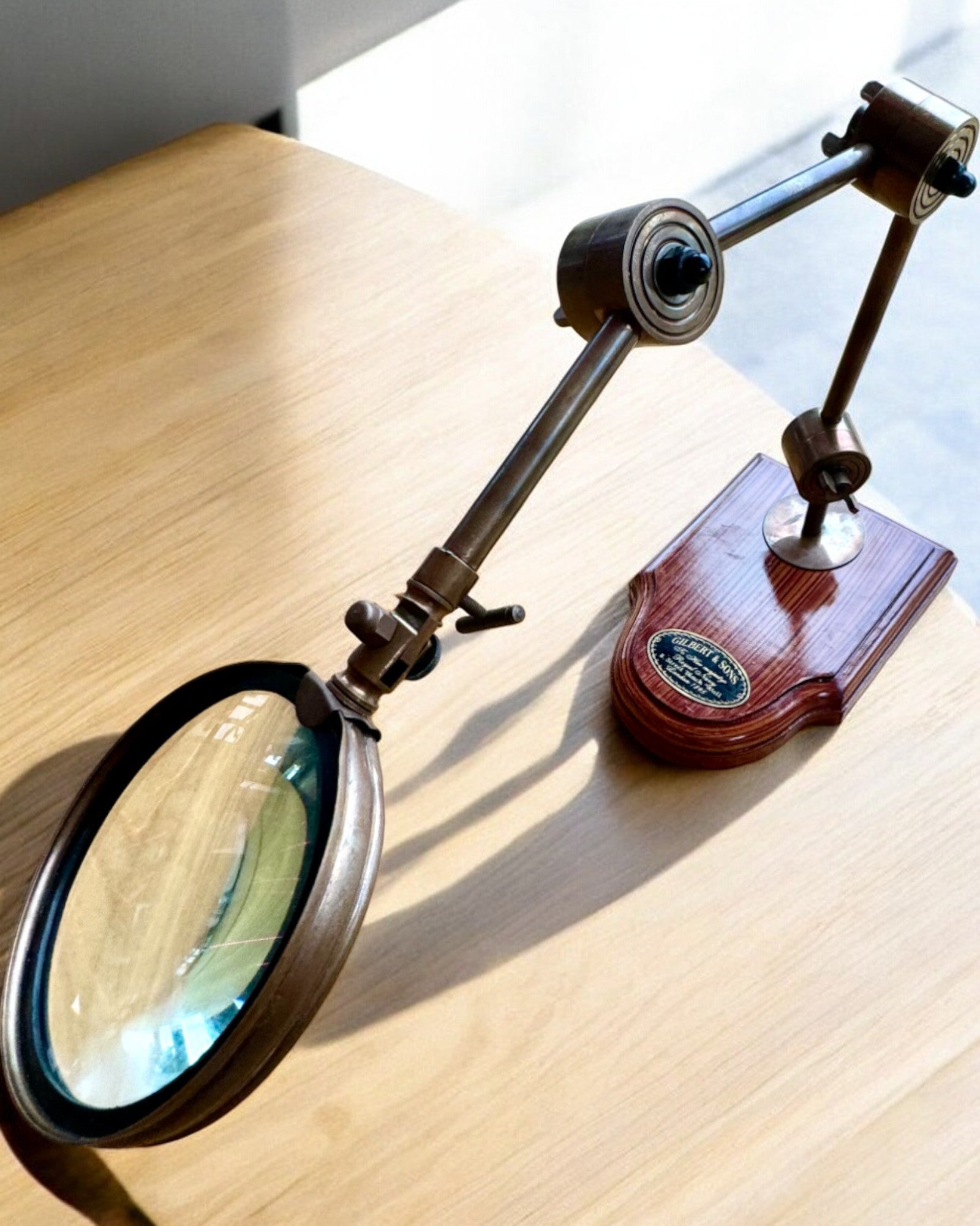 Lupa artesanal "Royal Magnifier" con base y soporte ajustable - posibilidad de personalización con grabado para regalo