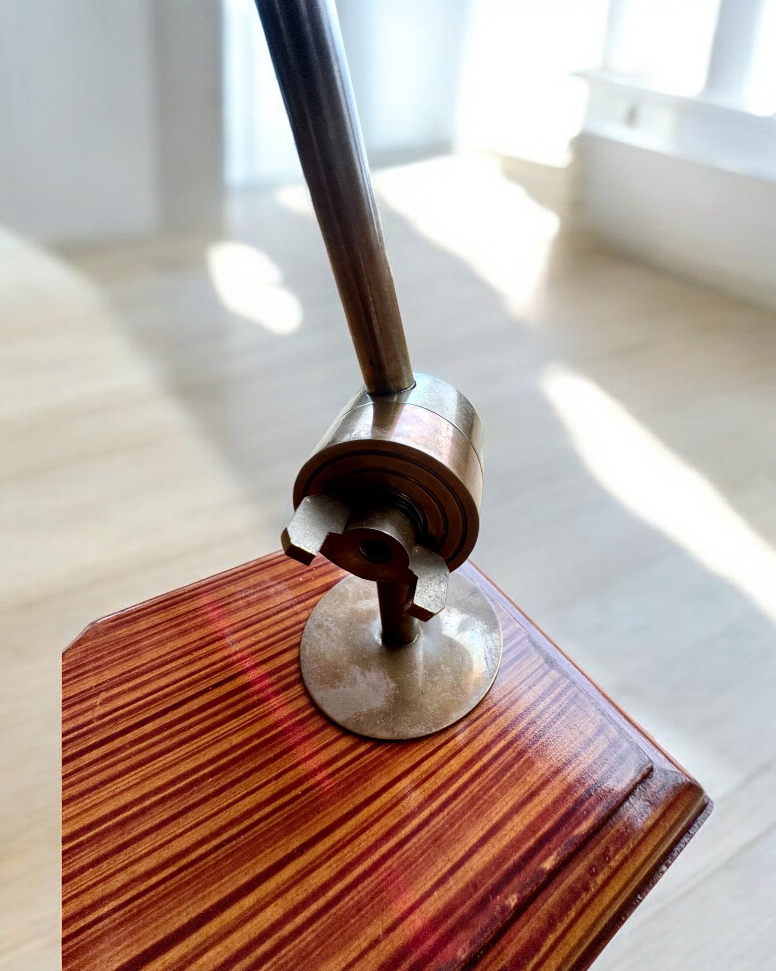 Lupa artesanal "Royal Magnifier" con base y soporte ajustable - posibilidad de personalización con grabado para regalo