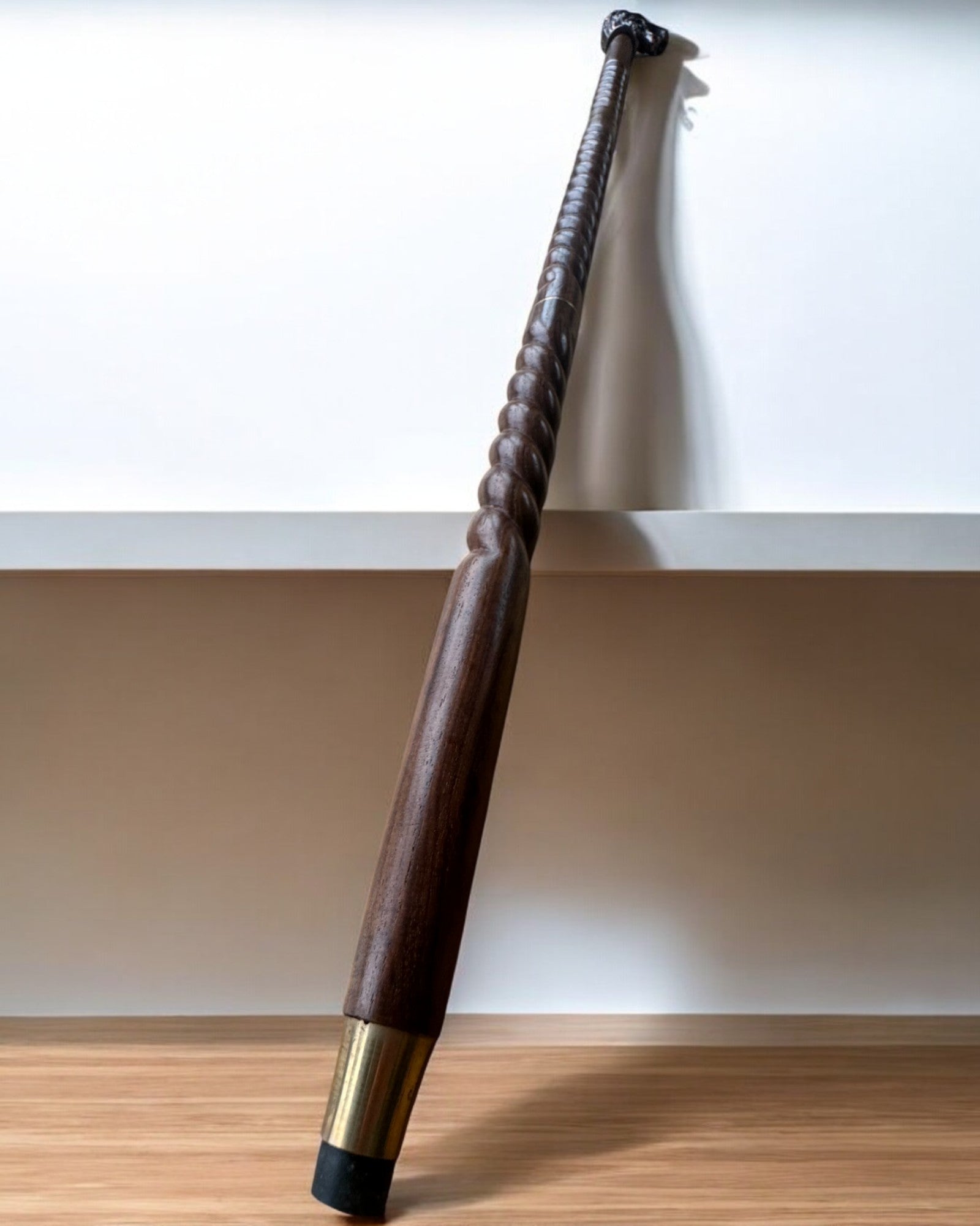 Bastón tallado a mano para caminar – Guardián Lobo, de madera, con posibilidad de personalización con grabado.