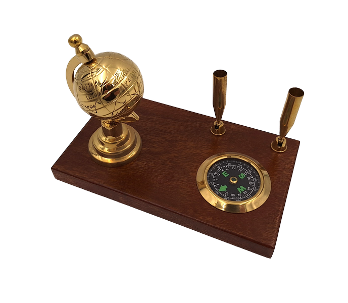 Elegante conjunto decorativo para escritorio con globo terráqueo, brújula y soportes para bolígrafos en tonos marrón y latón con posibilidad de personalización mediante grabado