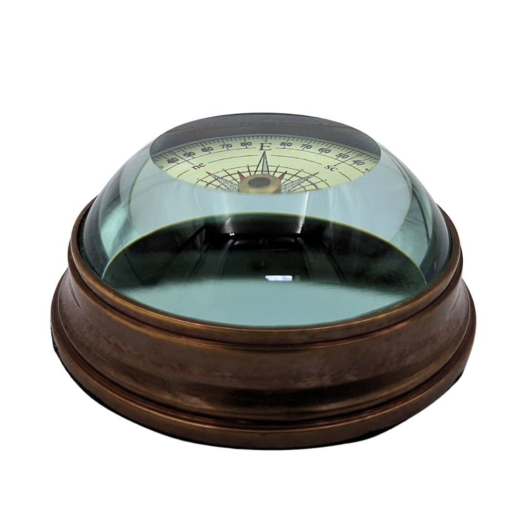 Brújula estilosa de lente de latón y vidrio con posibilidad de personalización mediante grabado - gadget retro para escritorio, regalo ideal para viajeros - diámetro 6,3 cm, altura 3 cm, color beige, rojo y negro