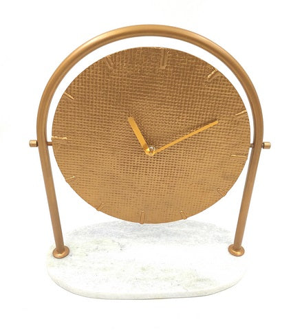Reloj metálico redondo elegante sobre base de mármol con posibilidad de personalización mediante grabado