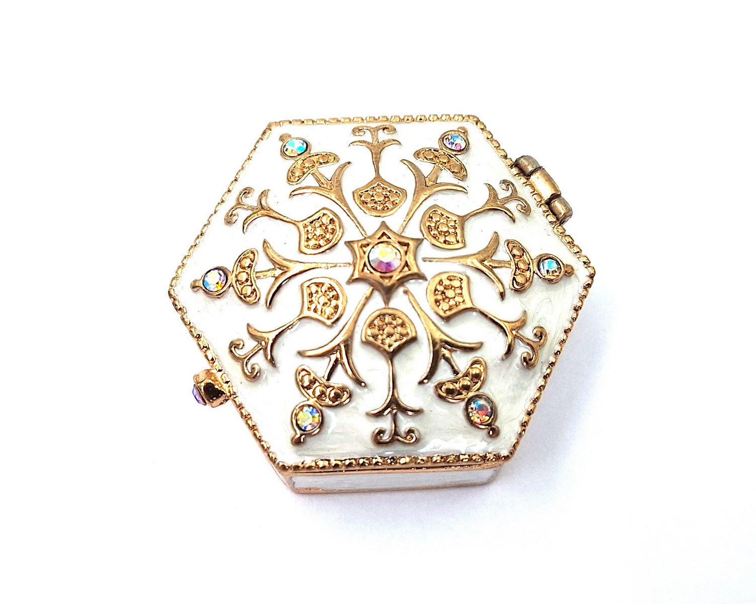 Elegante caja metálica de regalo con cristales B0035-08WH, blanco y dorado, posibilidad de personalización con grabado, ideal para joyas y pequeños objetos, 5x5x2 cm
