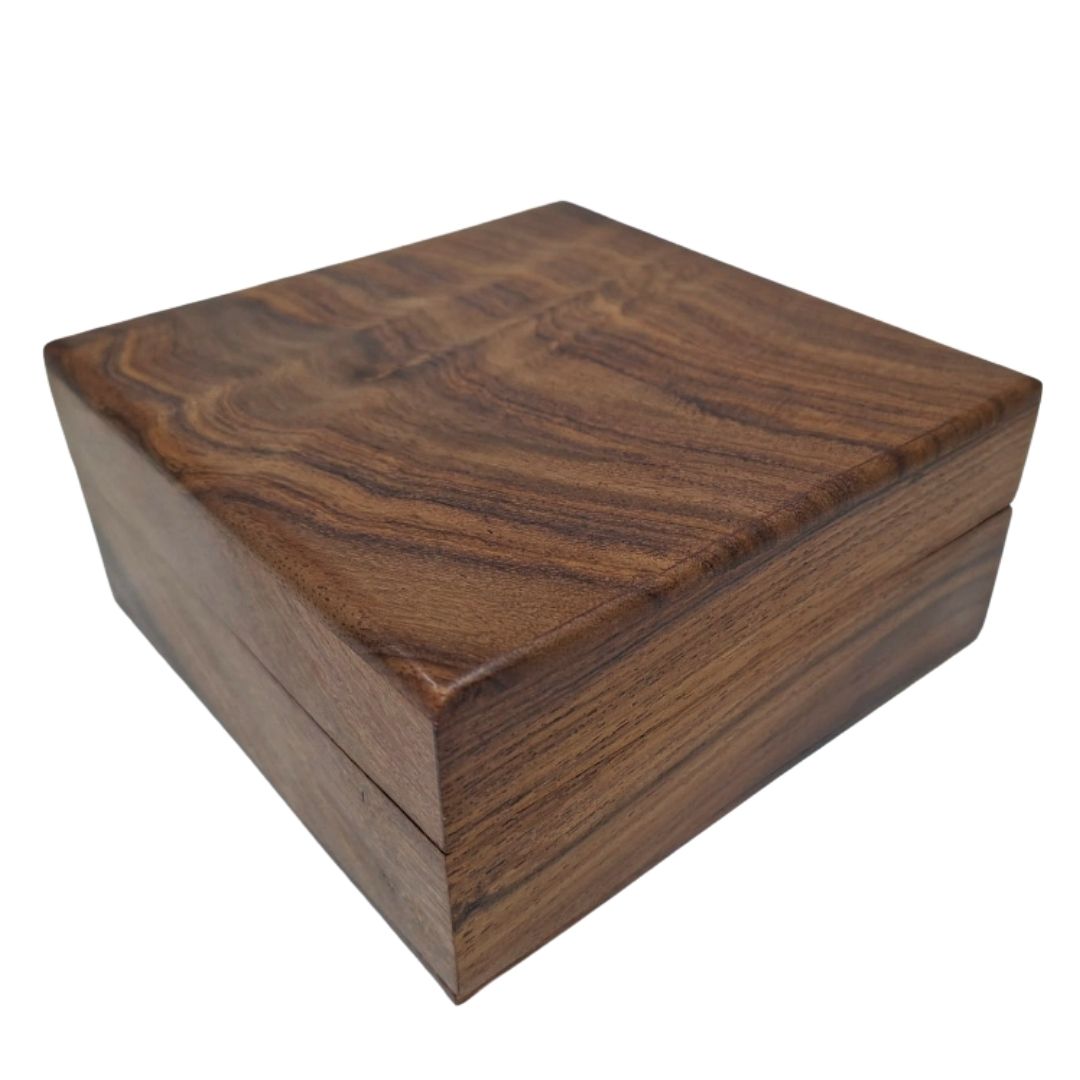 Elegante caja de madera con revestimiento azul marino de 14x14x6,5 cm, personalizable con grabado