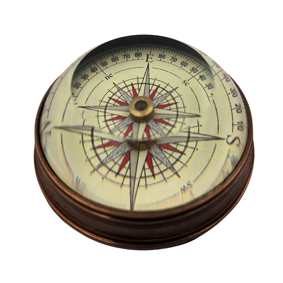 Brújula estilosa de lente de latón y vidrio con posibilidad de personalización mediante grabado - gadget retro para escritorio, regalo ideal para viajeros - diámetro 6,3 cm, altura 3 cm, color beige, rojo y negro