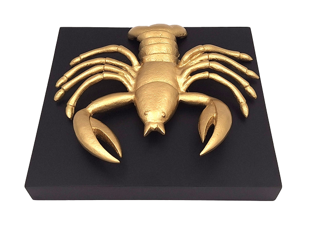 Figura decorativa dorada de Cáncer de aluminio con posibilidad de personalización mediante grabado - regalo elegante para cualquier ocasión, dimensiones 29 x 27,5 x 9 cm, base de madera negra