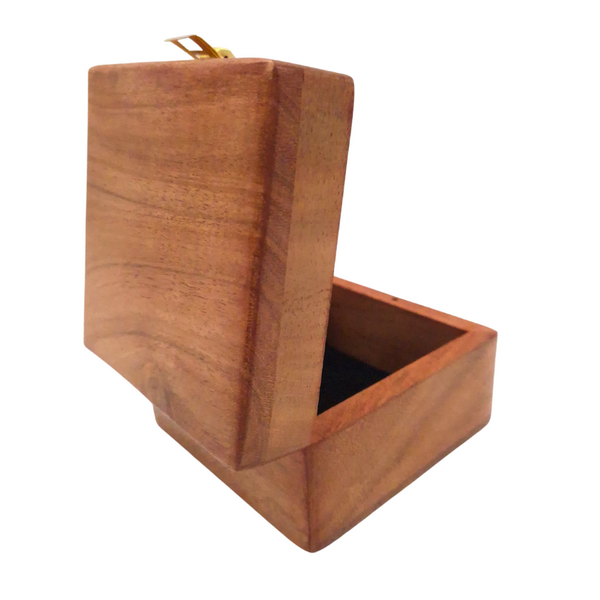 Caja de madera para regalo 6 x 6 x 4 cm con posibilidad de grabado, marrón, con forro de tela y cierre de latón