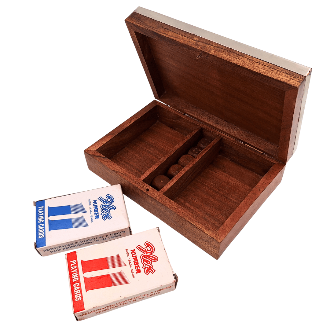 Elegante Set de Juegos con Dos Barajas de Cartas y Dados en Caja de Madera con Tapa de Aluminio