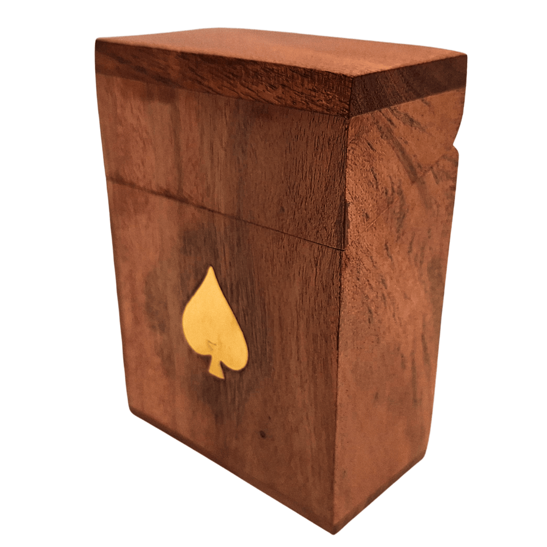 Elegante baraja de cartas en caja de madera con grabado