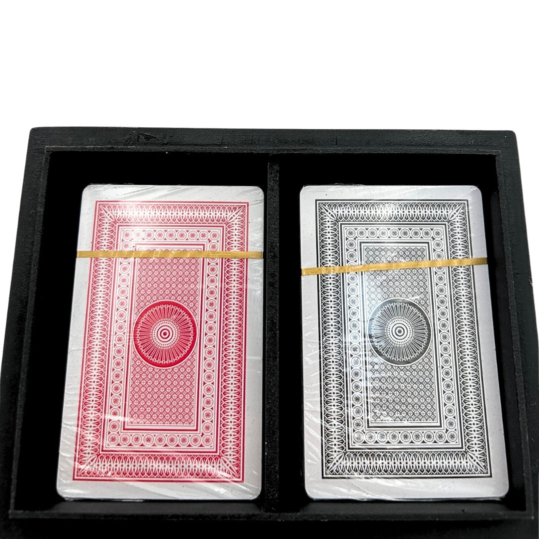 Elegante set de dos barajas de cartas en caja de resina con posibilidad de personalización con grabado