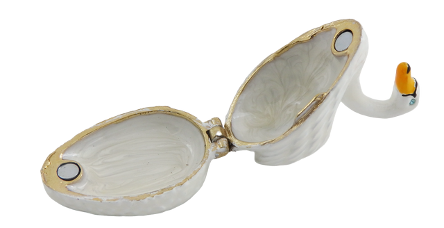 Elegante caja metálica de regalo en forma de cisne con posibilidad de personalización con grabado, blanco y dorado, ideal para guardar joyas - dimensiones 5x3,7x2,7 cm