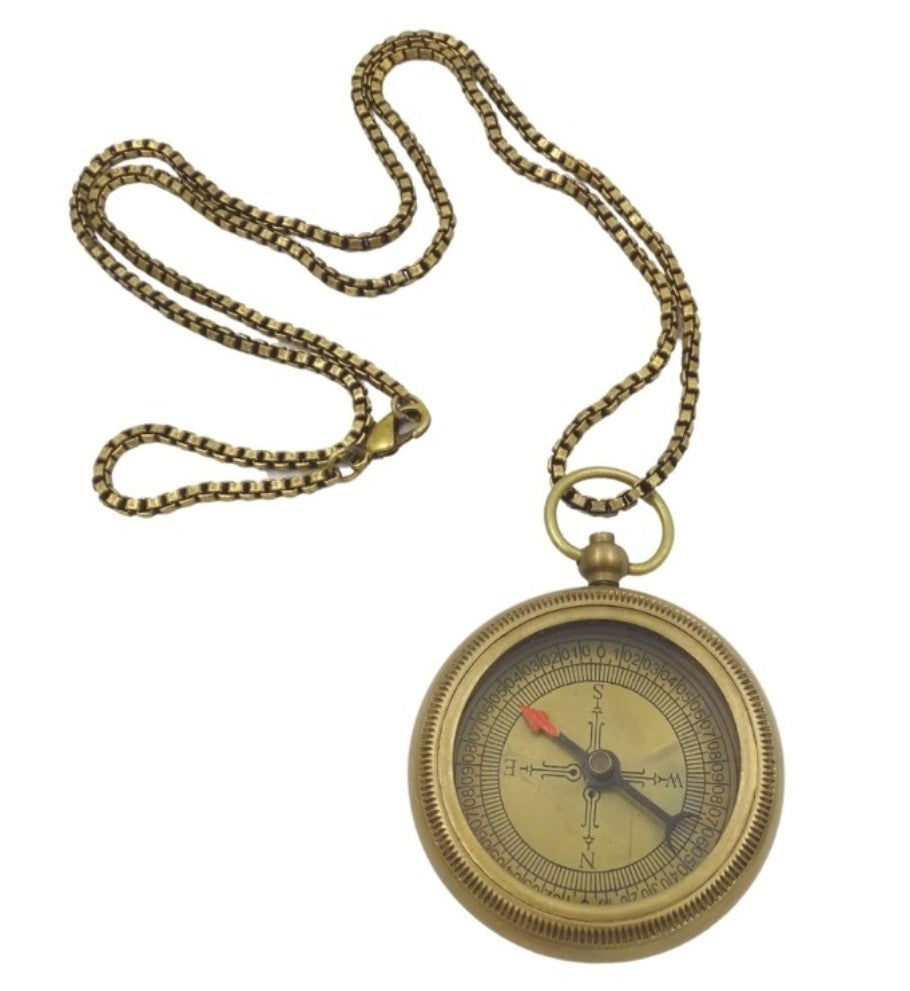 Brújula de latón estilizada con cadena en estuche de cuero