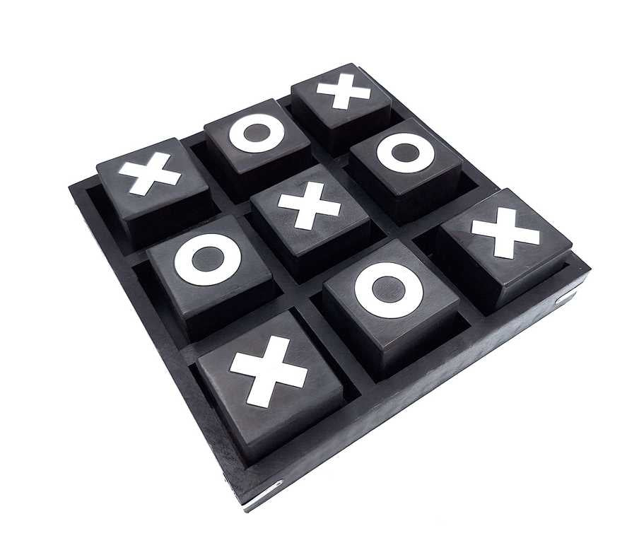 Gran Tres en Raya de Madera 24x24 cm con posibilidad de personalización con grabado - Juego estratégico elegante para regalo - combinación clásica blanco y negro, madera de alta calidad