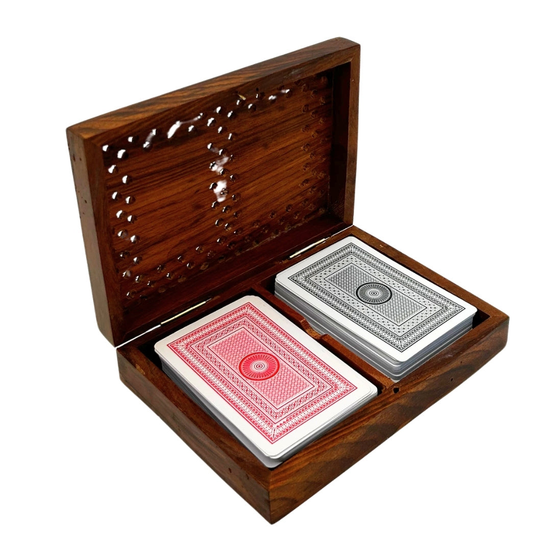 Elegante set de dos barajas de cartas en caja de madera con opción de personalización con grabado