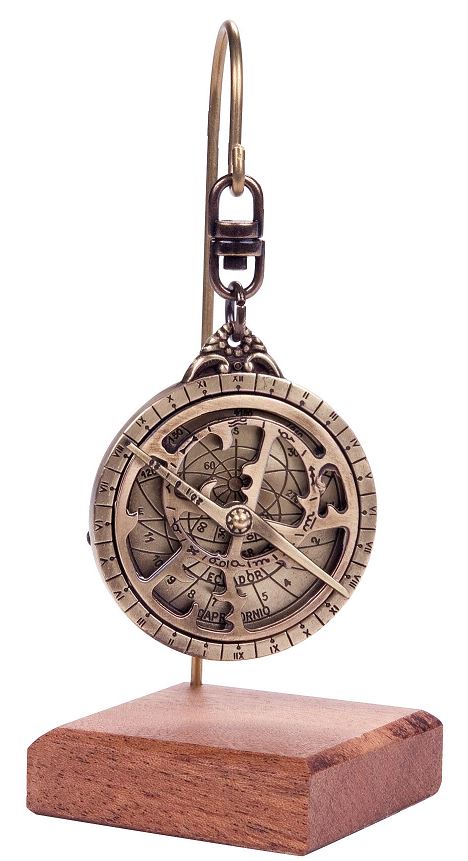 Miniatura de astrolabio H81 sobre base de madera con posibilidad de personalización mediante grabado - elegante elemento decorativo para regalo a amantes de la astronomía, altura 13 cm, diámetro 4,5 cm, ejecución excepcional con atención al detalle