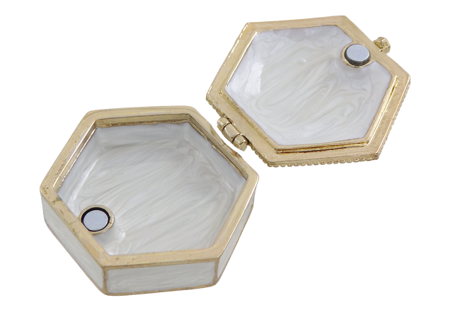 Elegante caja metálica de regalo con cristales B0035-08WH, blanco y dorado, posibilidad de personalización con grabado, ideal para joyas y pequeños objetos, 5x5x2 cm