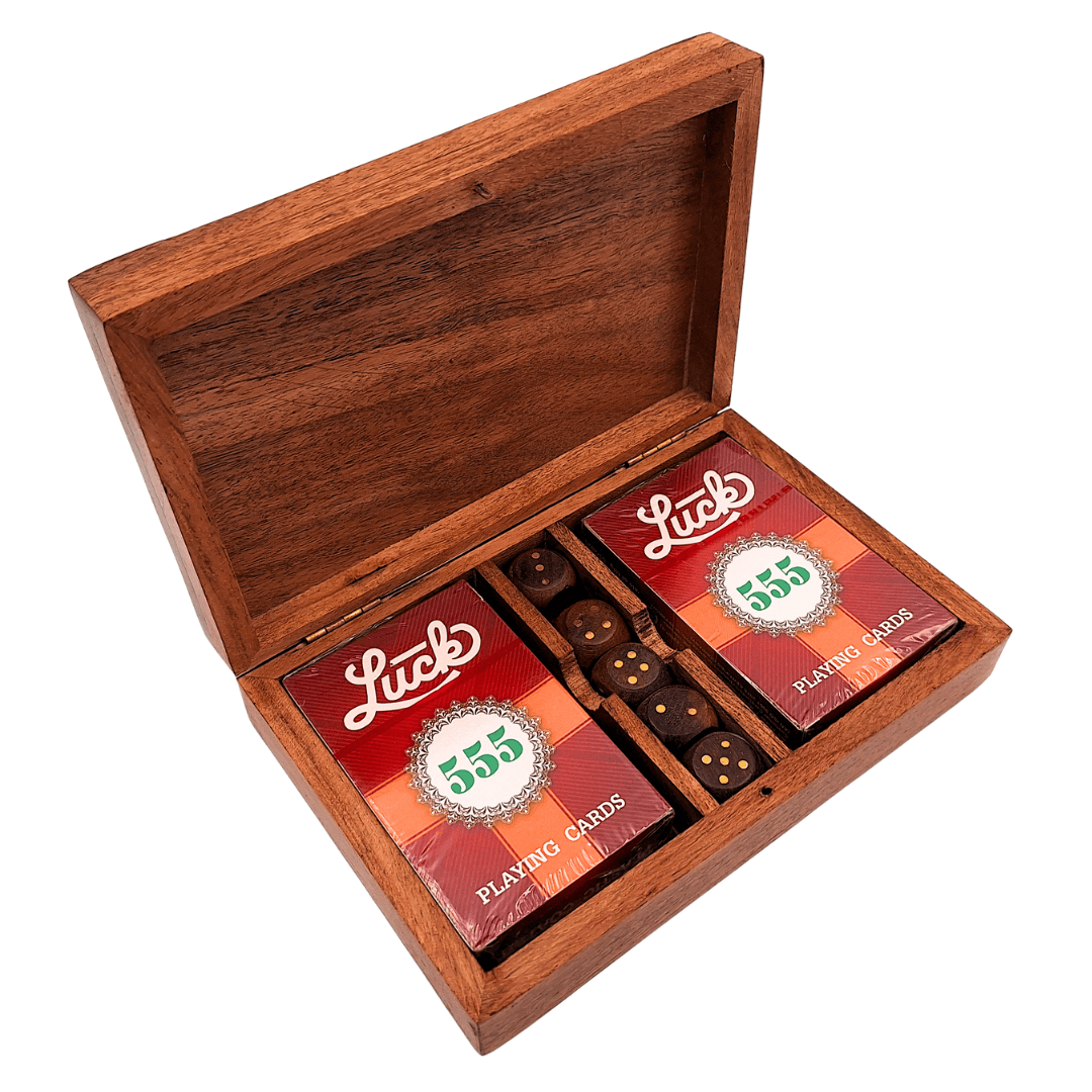 Elegante conjunto de juego con dos barajas de cartas y dados en caja de madera con adornos de latón - Grabado personalizado