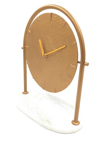 Reloj metálico redondo elegante sobre base de mármol con posibilidad de personalización mediante grabado