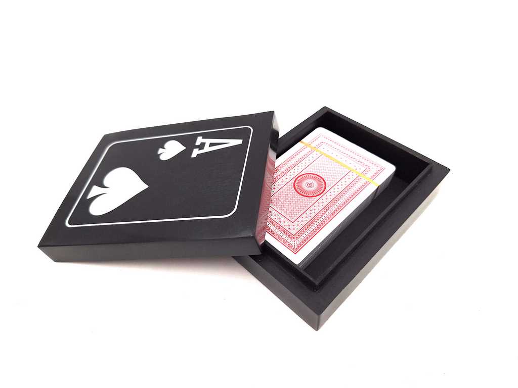 Elegante set de cartas para jugar con grabado personalizado en caja negra de resina y MDF