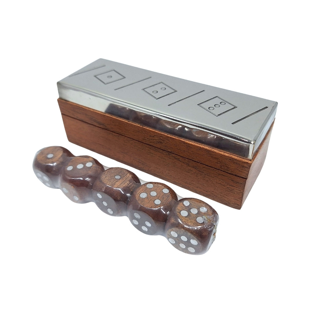Juego de dados con grabado personalizado en caja de madera con tapa metálica, ideal para regalo – G1117, 12.5x4.5x4.5 cm