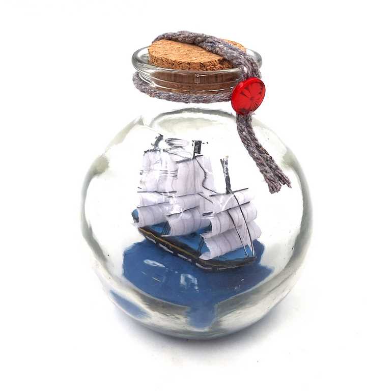Miniatura de velero en botella con posibilidad de personalización con grabado – decoración náutica clásica para regalo, 10 x 10 x 11 cm