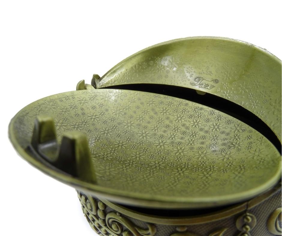 Elegante cenicero metálico esférico con grabado