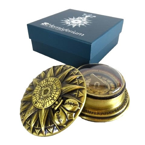 Brújula solar renacentista de latón con grabado - Elegante regalo vintage de 4,5 cm de altura y 8,5 cm de diámetro
