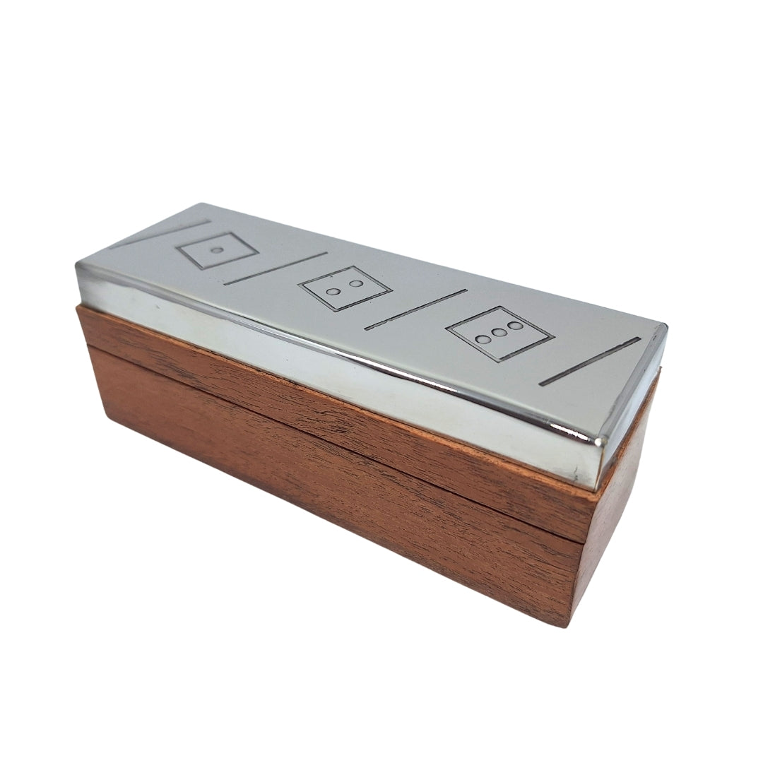 Juego de dados con grabado personalizado en caja de madera con tapa metálica, ideal para regalo – G1117, 12.5x4.5x4.5 cm