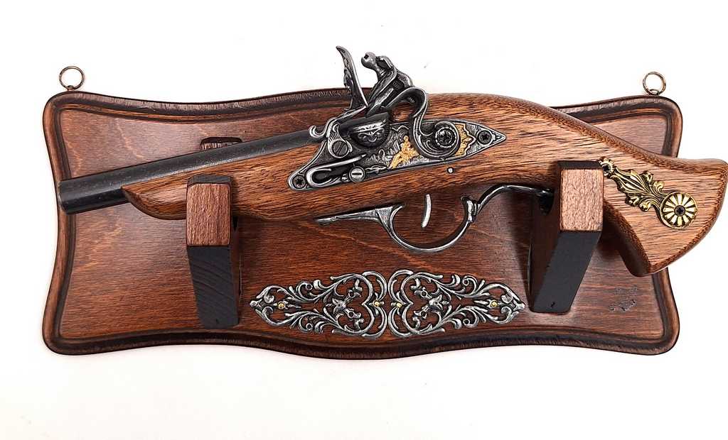 Réplica de pistola TR-239 en perchero para colgar en la pared con posibilidad de personalización con grabado