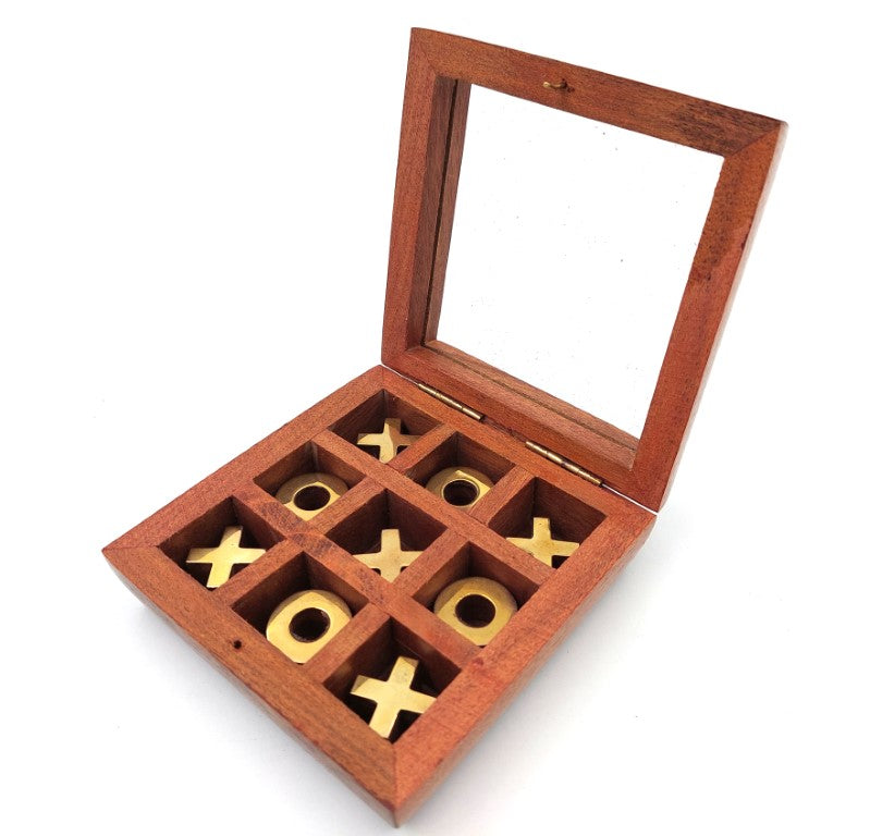 Tres en raya en una caja con tapa de cristal G1044Z personalizable con grabado, elegante juego de estrategia con piezas de madera y adornos de latón, ideal como regalo para profesores y directores, dimensiones de la caja 10 x 10 cm