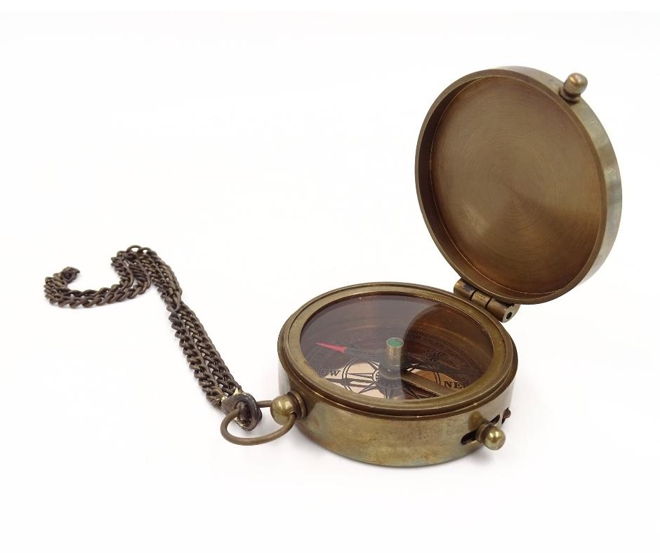 Brújula Cerrada con Cadena en Estuche de Cuero C-64